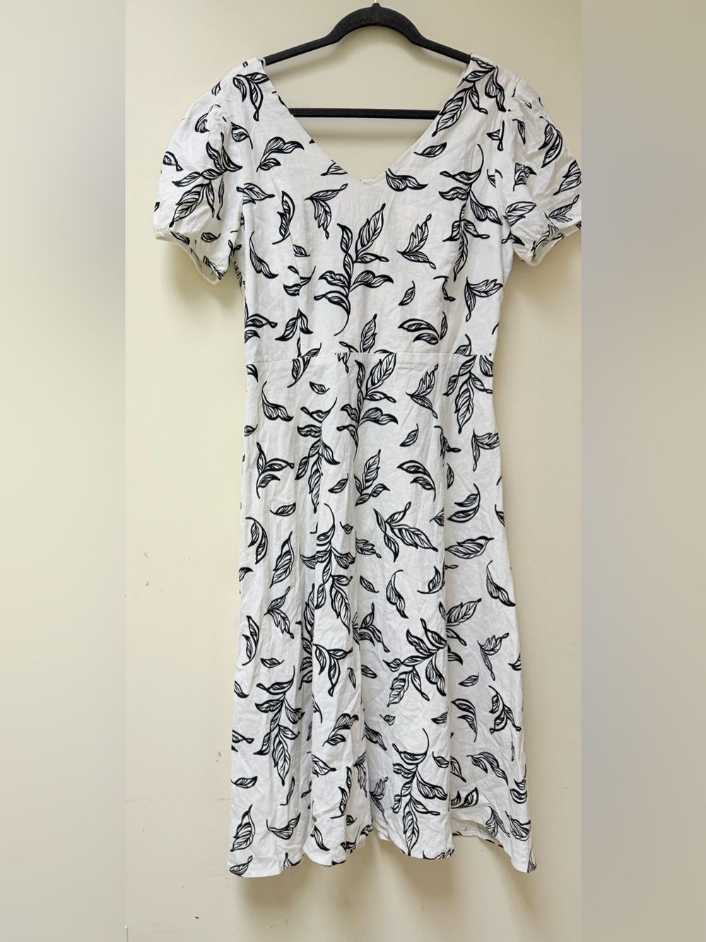 NWT 🪻Tahari White V-Neck Midi Lined Dress with Black Leaf Print🪻